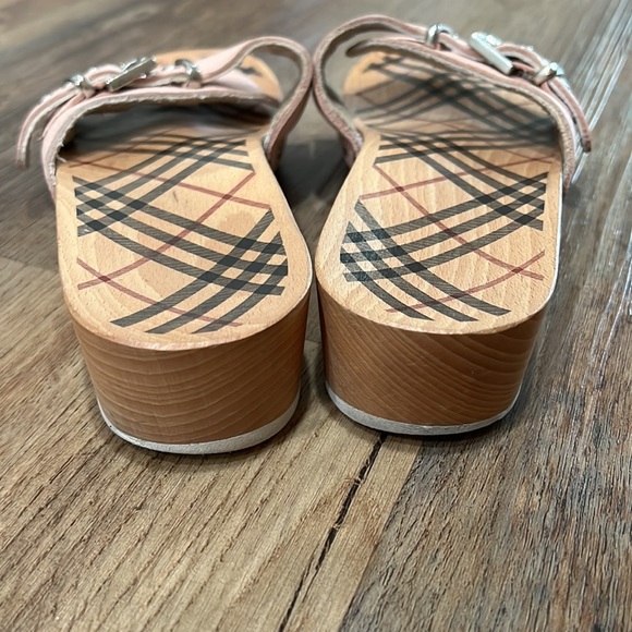 Burberry pink wooden print slides - Picture 3 of 10